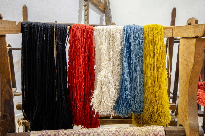 Aritzo, Museo Etnografico. Lana di varie tonalità di colore