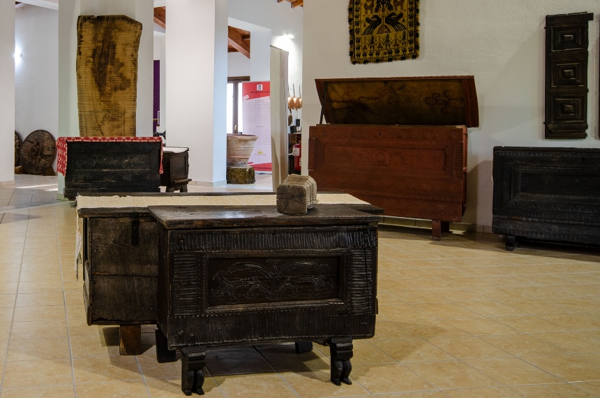 Aritzo, Museo Etnografico. Cassepanche in castagno