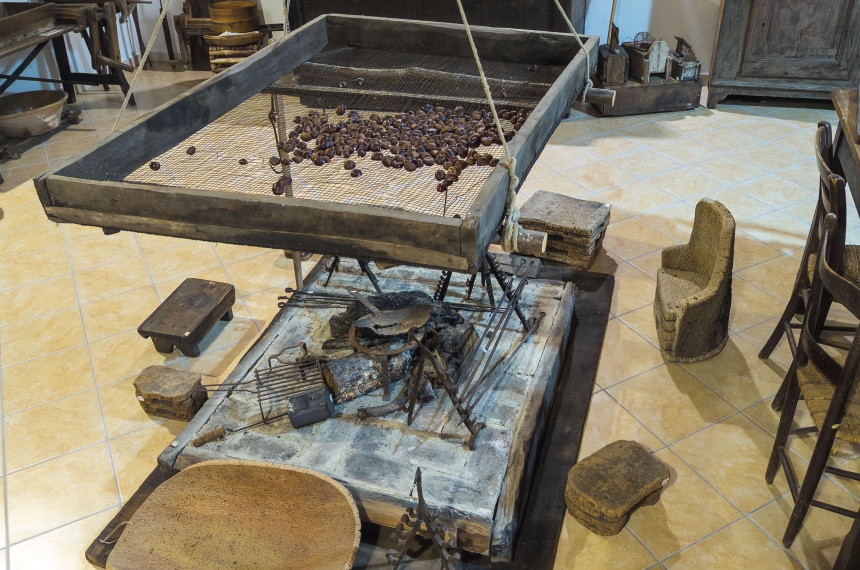 Aritzo, Museo Etnografico. Graticcio sospeso per le castagne